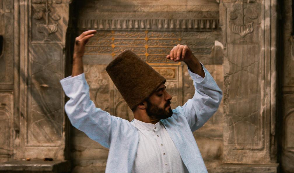 emir-egricesu - Unsplash - Danseur en tenue traditionnelle, Istanbul - La Cappadoce: mon royaume des fées - 5
