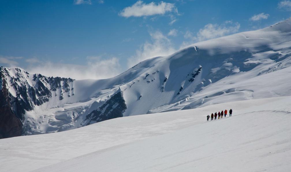 Aleks Kend -  Adobe stock -  Apinistes sur les sommets du Kirghizstan - Le pic Lénine (7134 m) - 4