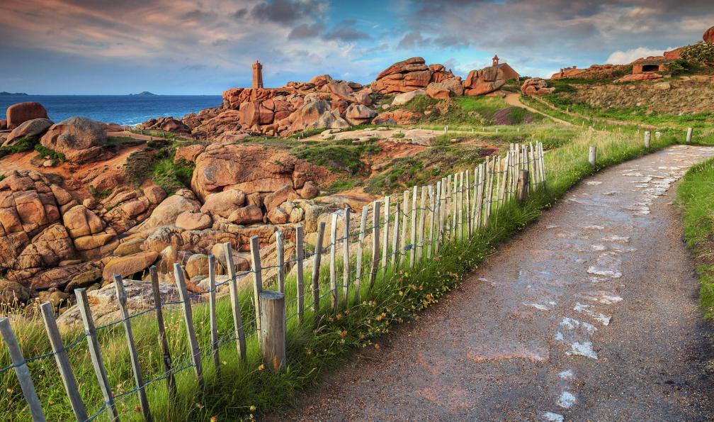 Janoka82 -  istock -  Ploumanach, Bretagne, France - La Côte de Granit Rose - 3