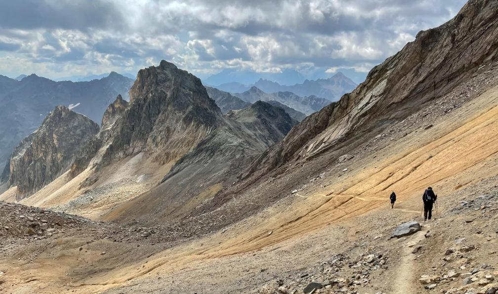 Schröder - Frank - Adobe stock - Randonneurs sur le sentier du Mont Thabor, environnement minéral, Cerces, Alpes, France - Mont Thabor et sommets de la Clarée - 3