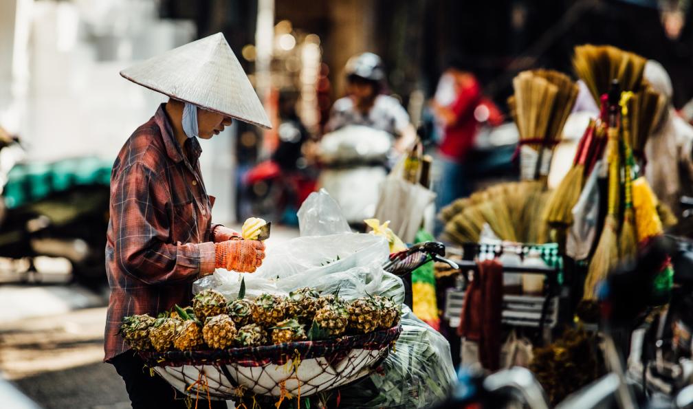 vhpicstock  -  shutterstock -  Vietnamien dans la rue, Marché ambulant, Vietnam - Les petits gourmets au Vietnam - 10