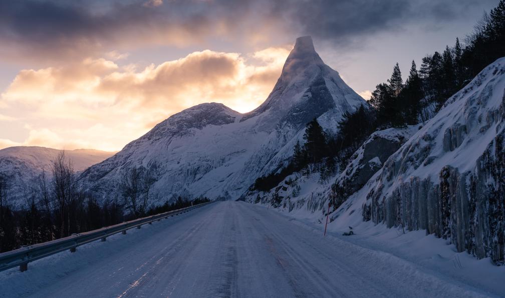 skazzjy - Adobe Stock - Stetind: la montagne nationale de la Norvège dans un lever de soleil matinal en hiver, Norvège - Ski de rando et aurores boréales à Narvik - 3