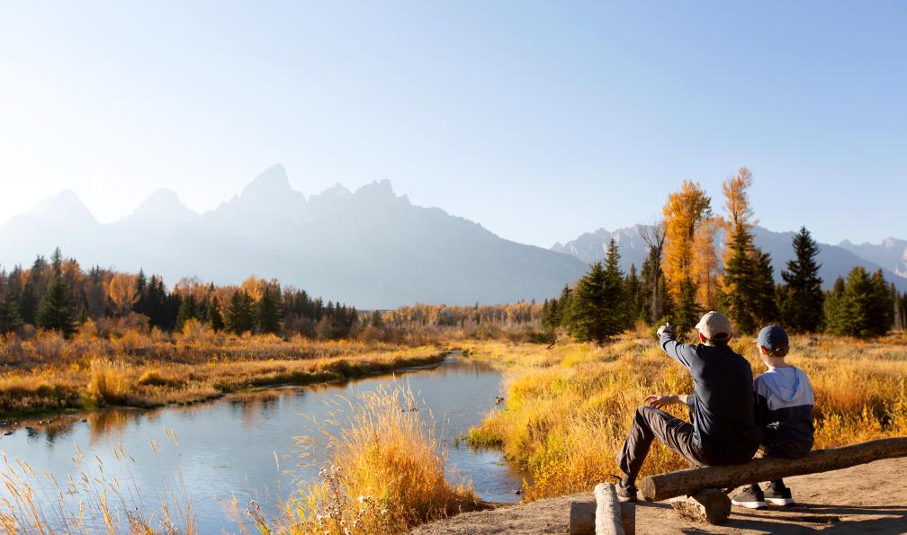 Potov - Aleksei - Adobe Stock - Famille devant le parc des Grand Teton aux États-Unis. - Esprit pionnier : à la conquête de l'Ouest sauvage - 12
