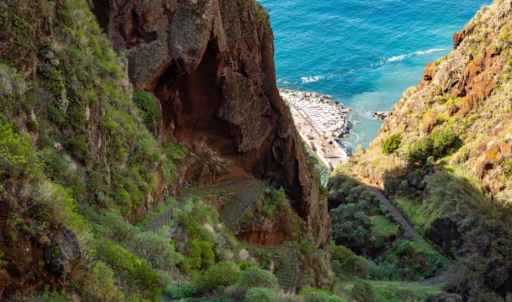 teddiviscious - AdobeStock - Descente vers le village et sa plage depuis la cascade de Paul do Mar, Madère - Le grand tour de Madère - 10