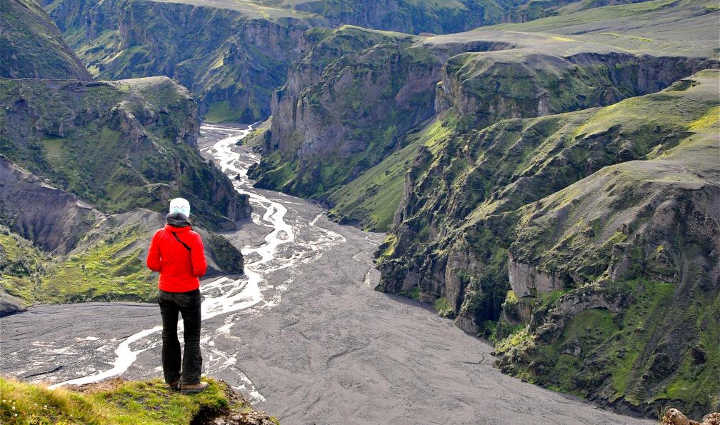 Randonneur dominant une gorge, Thórsmörk, Islande. - Concentré d'Islande, entre volcans et glaciers - 4