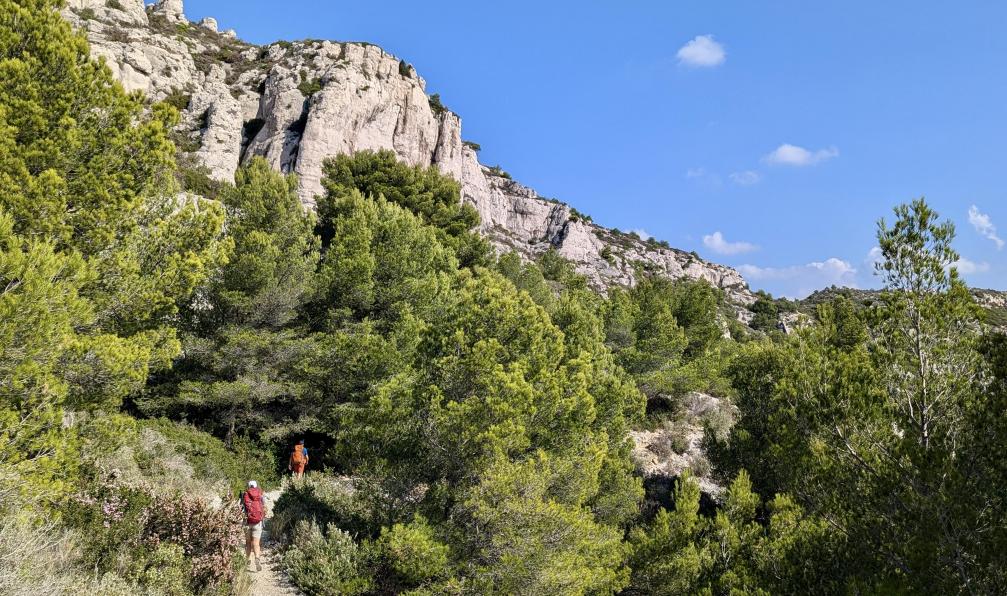 Lanau - Blandine - Randonneurs sur le sentier du littoral de Marseilleveyre, Calanques, France - Le parc national des Calanques - 12