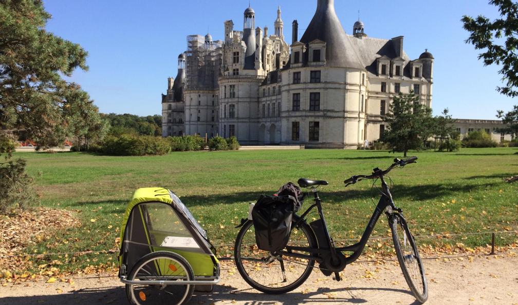 Vélo devant le château de Chambord, Val de Loire, Touraine, France - La Loire à vélo en famille: de Blois à Amboise - 1