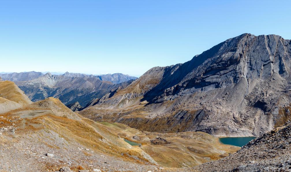 Barattini  - Gilles 559146569 - Adobe stock - Parc du Queyras , plateau de l'Echassier, vue sur le lac Foréant, Hautes-Alpes, France - GTA : de Briançon à St-Étienne-de-Tinée - 2