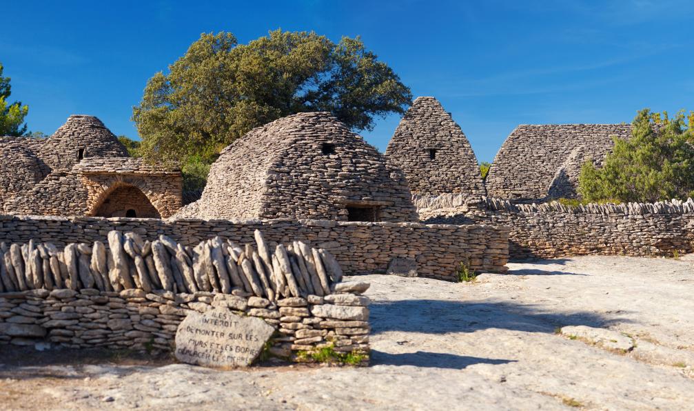honzahruby - Adobe Stock - Le village des Bories construit au 17e siècle, Lubéron, France - Le Luberon, senteurs de Provence - 7