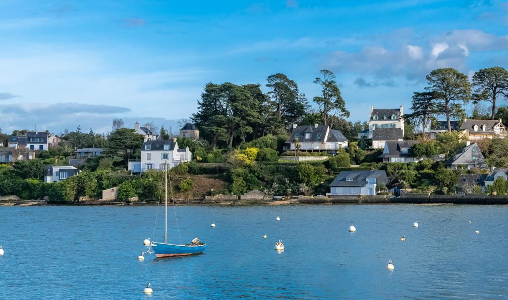 Adobe stock - Bord de mer et habitations de l'Ile aux Moines, Morbihan, France - Le tour du Golfe du Morbihan - 9