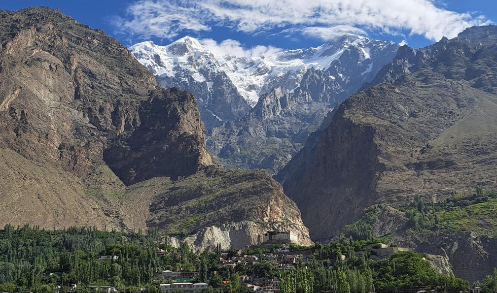 Gresland - Anne-Sophie - Village surplombé par les montagnes enneigées, Karimabad, Pakistan - Le trek de Shimshal et la vallée de la Hunza - 1