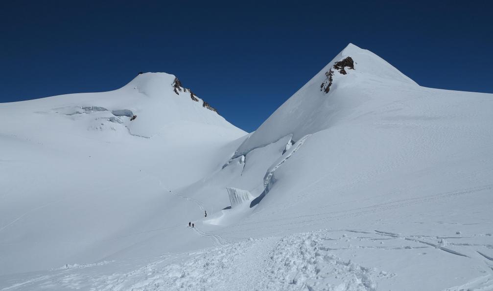 Levasseur -  Olivier -  Deux skieurs en direction du sommet du Mont Rose et ma Pointe Gnifetti / Signalkuppein;Suisse - Les cimes du Mont-Rose à ski - 5