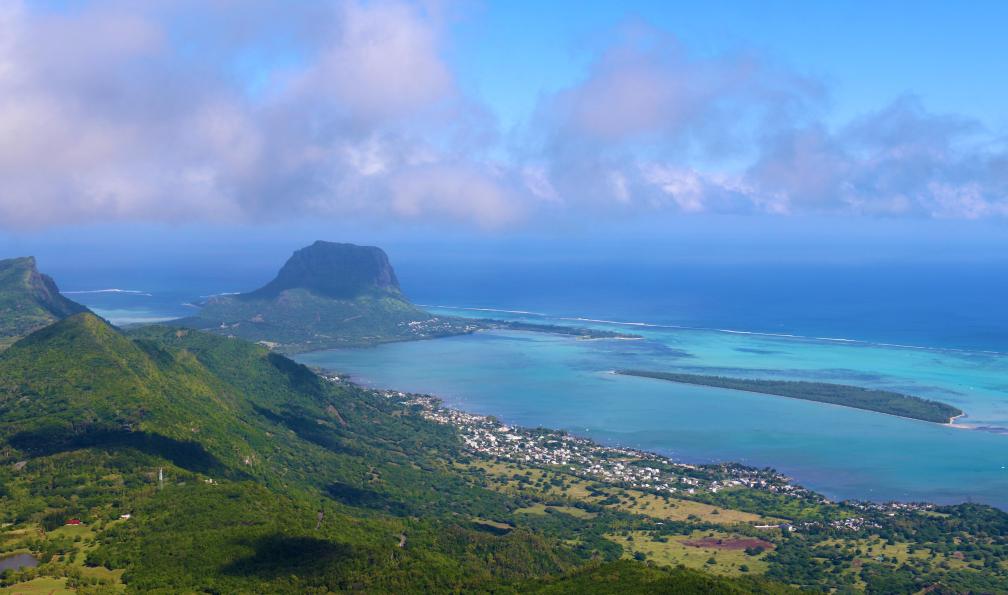 Thevenet - Nicolas - Panorama depuis le sommet de Piton Rivière Noire sur l'île Maurice. - Immersion mauricienne en lodge - 3
