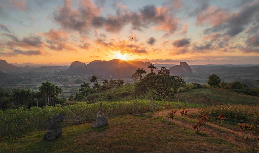 Sessier - Daniel - Unsplash - Coucher de soleil dur la vallée de Viñales et ses hautes collines escarpées en calcaire, portant le nom de "mogotes", Cuba - Randonnées et merveilles cubaines - 4