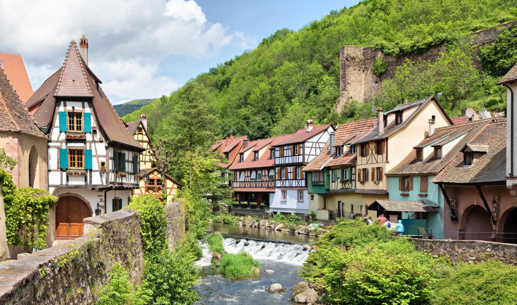 bbsferrari - Adobe stock - Maisons à colombages traditionnelles françaises et rivière La Weiss dans le village de Kayserberg en Alsace, France - Trek alsacien, entre vignes et montagnes - 2