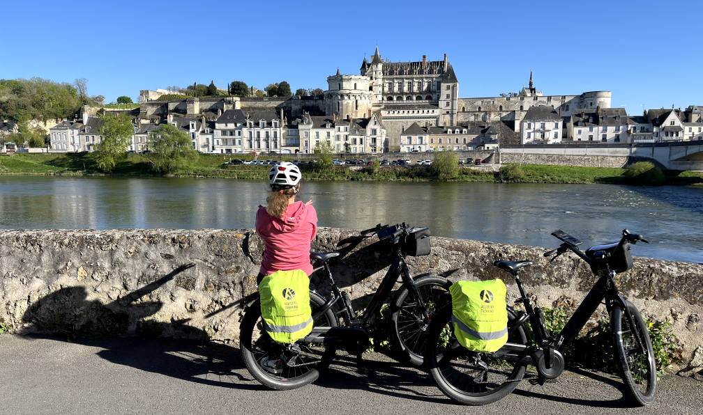 Cordonnier - Juliette - Cycliste qui contemple la Loire, Château de Chenonceau, France - De Tours à Angers, à vélo au fil de la Loire - 6