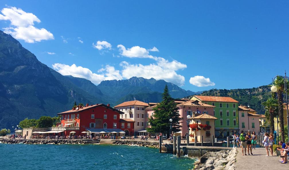 Eurohike - Vue sur un café au bord du lac de Garde dans la commune de Riva del Garda en Italie. - Du Lac de Garde à Venise - 3