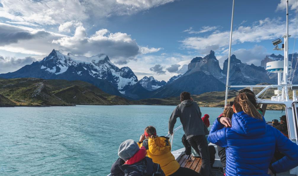 Tilo Mitra -  Unsplash -  Touristes sur un bateau à Torres del plaine, Patagonie, Argentine - Immersion en Patagonie et Terre de Feu - 6