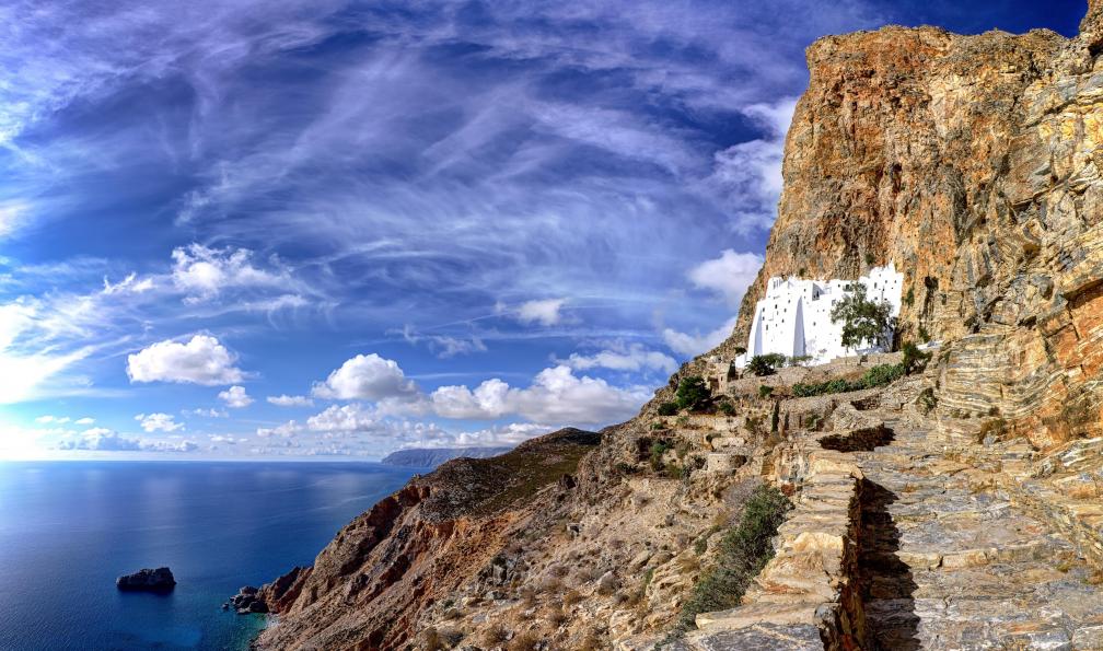 Lemonan -  Istock -  Île d'Amorgos dans l'archipel des Cyclades, monastère sur une falaise;Grèce - Naxos et Amorgos - 5
