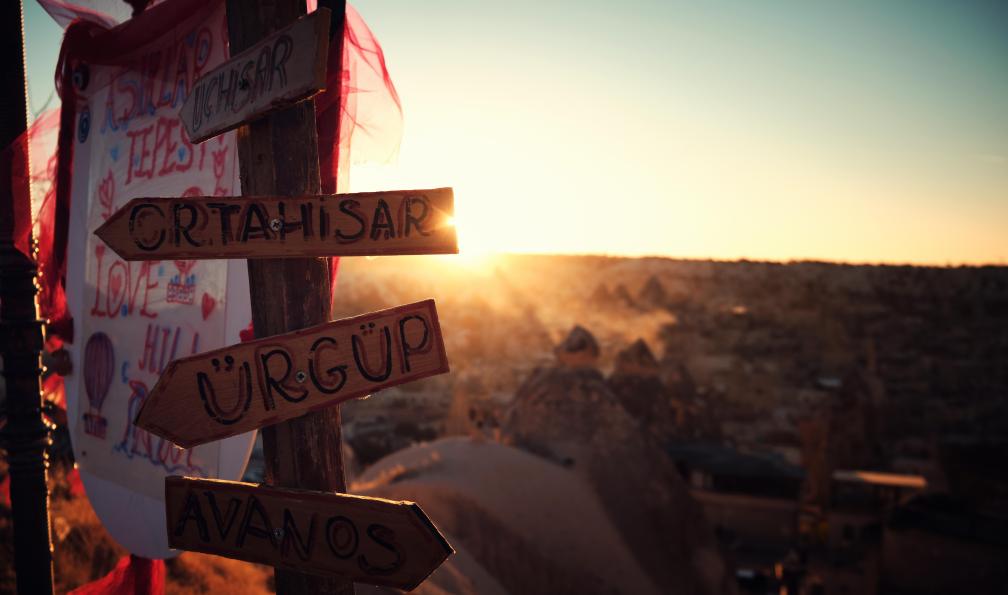 Berezhnoy - Philipp  - Adobe Stock - Panneau indiquant les noms des villages et villes de Cappadoce, en face du coucher du soleil à Goreme Sunset Point, province de Nevsehir, Turquie - Cappadoce: sur les sentiers des Fées - 5