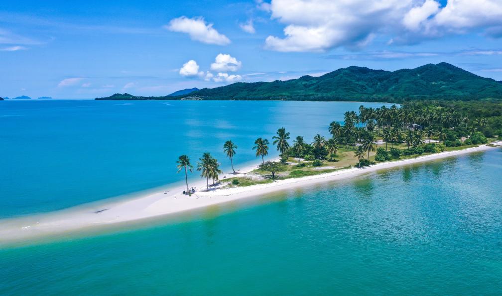 Pierrick - Adobe stock - Vue aérienne de la plage de Laem Had à Koh Yao Yai, île dans la mer dAndaman entre Phuket et Krabi, Thaïlande - Les essentiels de la Thaïlande - 8