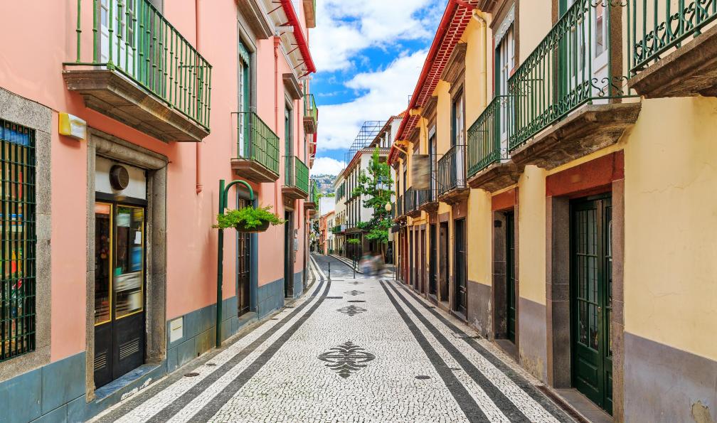 dennisvdw -  Istock 1137347630 -  Les rues de Funchal à Madère - Madère, l'île fantastique - 6