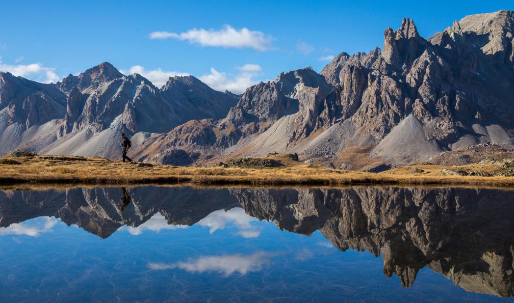 IMAREVA - stock.adobe.com - Vallée de La Clarée, le Lac Long (2387 m) avec en arrière-plan la Pointe des Cerces (3093 m), Hautes-Alpes, France - Mont Thabor et sommets de la Clarée - 1
