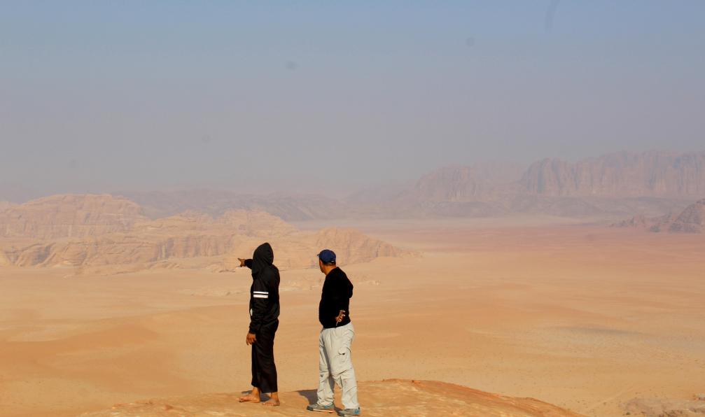 Gramusset - Maureen - Bédouins observant la vue panoramique sur Wadi Rum, désert sauvage protégé, Jordanie - Pétra & Wadi Rum: duo d'Orient - 8