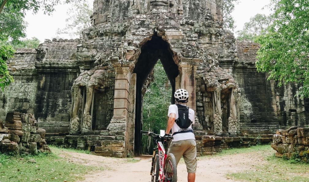 ALIZÉE DRIGET (Easia Travel) -  Vélo devant le temple d'Angkor, Cambodge - Vietnam et Cambodge: les incontournables à vélo - 5