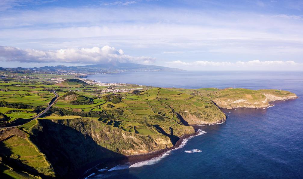 Ingus Kruklitis -  Istock -  Vue aérienne des falaises et criques du Faial, Açores - Les Açores d'îles en îles  - 7