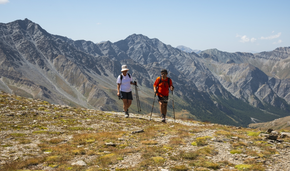 Bernaudon -  Myriam -  Istock -  Deux marcheur sur le  pic de Caramantran;France - Les 3000 du Queyras - 6