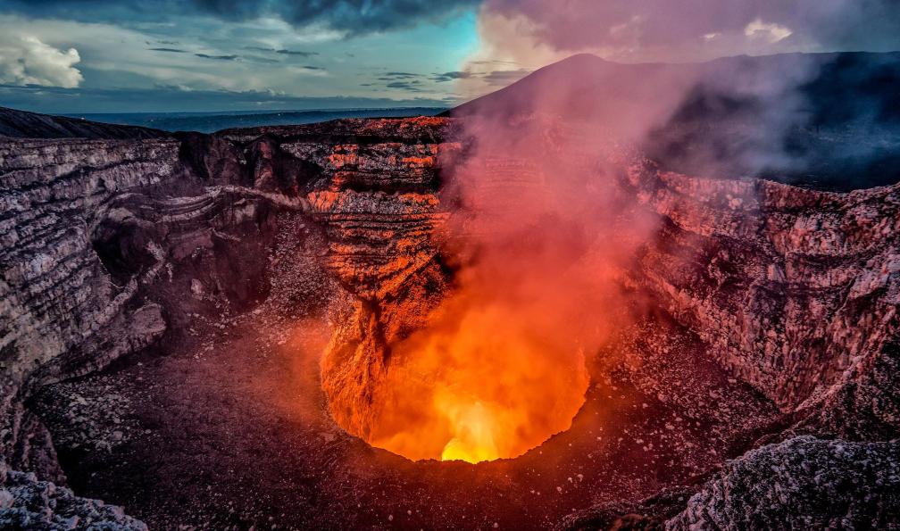Roberto Destarac Photo  -  shutterstock -  Cratère du volcan Masaya, Nicaragua - Nicaragua, terre de volcans - 10
