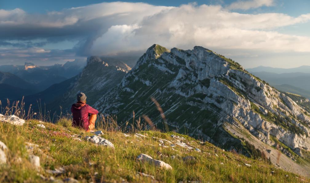 DAVID - Francois - stock.adobe.com - Randonneuse assise dans l'herbe qui contemple les sommets du Vercors, Alpes, France - Crêtes et sommets du Vercors - 13