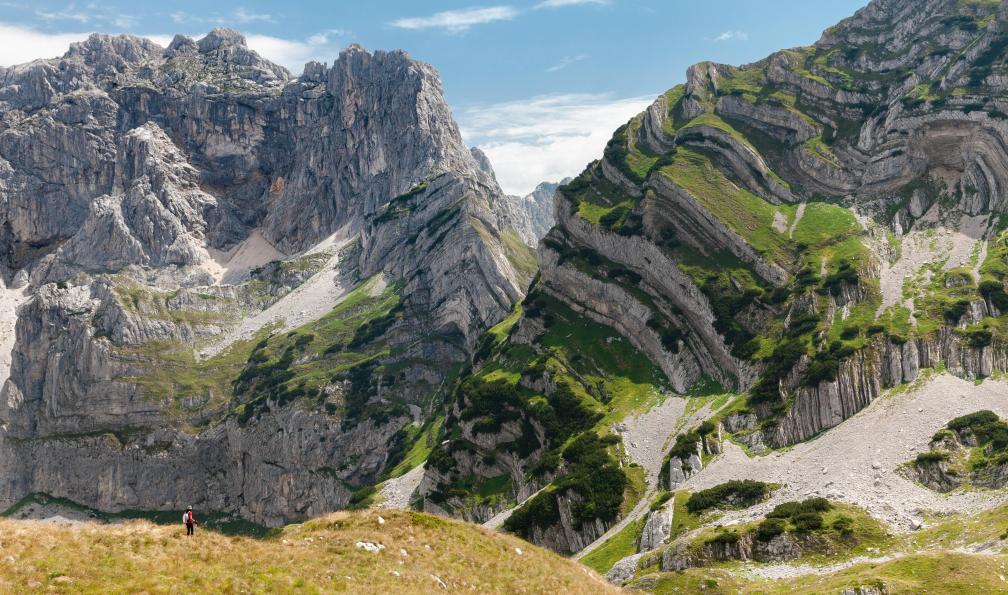 Pothin - Stéphane - stock.adobe.com - Randonneur dans le parc national du Durmitor, regardant les formations géologiques, Monténégro
 - Le Monténégro, des montagnes au fjord de Kotor - 9