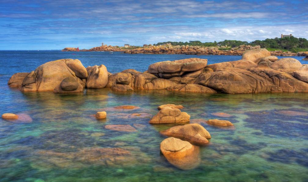 Wild-Places -  istock -  Phare Perros-Guirec de Tregastel, Bretagne, France - Les côtes du Trégor - 3