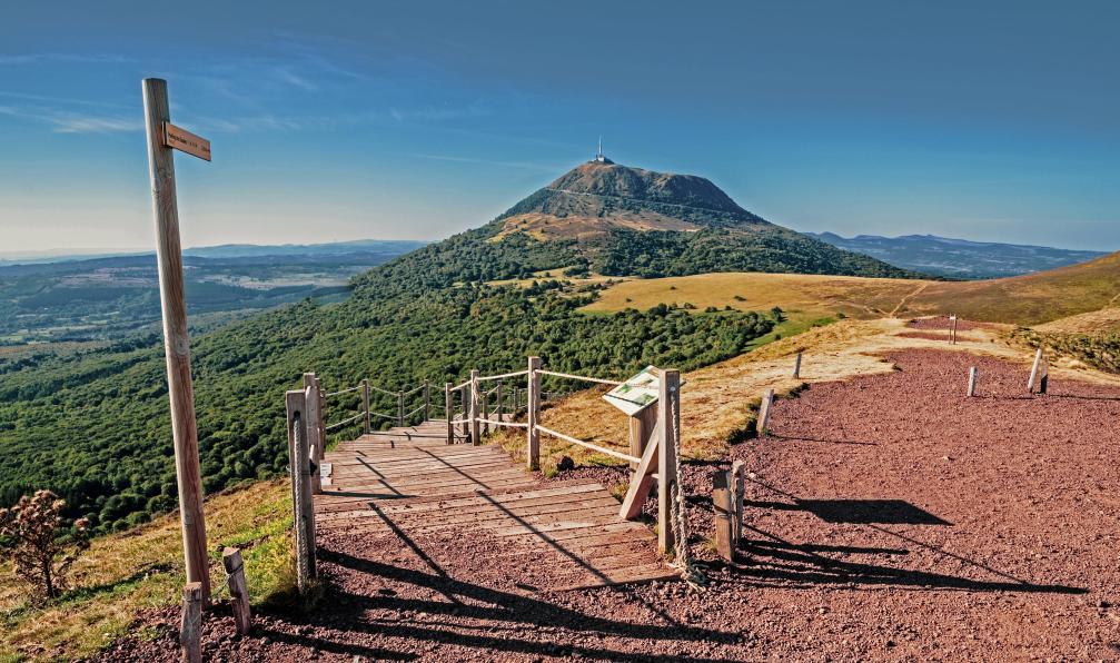 lucentius -  Istock -  Puy de Dôme, Puy Pariou, Auvergne; France - Les volcans d'Auvergne en famille - 2