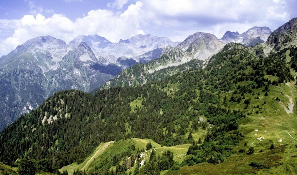 davidmartyn -  Istock -  Vue depuis Chamrousse sur le massif de Belledone;France - Secrets et merveilles de Belledonne - 5