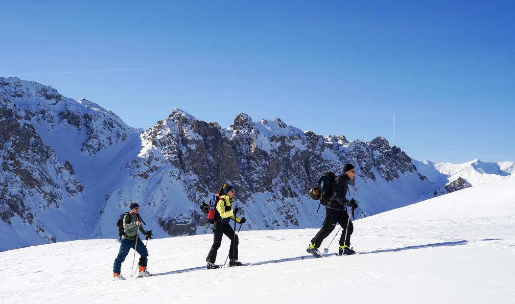 Mojito Trailprod - Skieurs à la montée dans des pentes sur le tour du Mont thabor, Cerces, Alpes, France - Les sommets du Thabor à ski de randonnée - 7