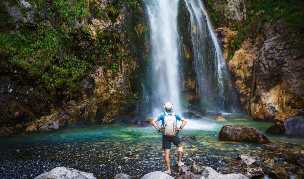 Marushchynets - Andrii - Adobe stock - Randonneur les pieds dans l'eau devant la cascade de Grunas, Albanie - Balkan Trail, trek au coeur des Alpes Albanaises - 4
