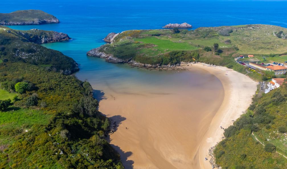 barmalini - Adobe Stock - Playa de Poo à marée basse près de Llanes, Espagne - De la mer aux Picos de Europa - 1