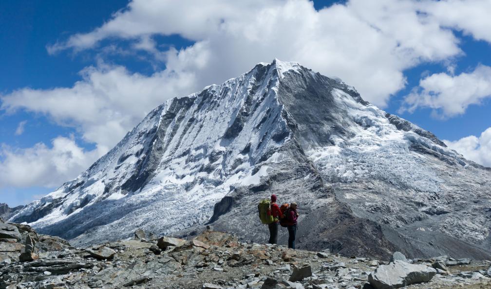 makasana photo - Adobe stock - Randonneurs dans la cordillère Blanche devant le Ranrapalca Peak, Pérou - Insolite Cordillère Blanche (confort) - 2