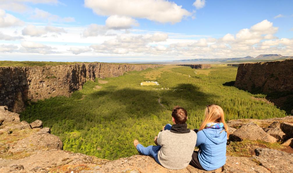 Stefan - Adobe Stock - Randonneurs se relaxant devant le Canyon d'Ásbyrgi, Islande - Le tour du pays de feu - 8