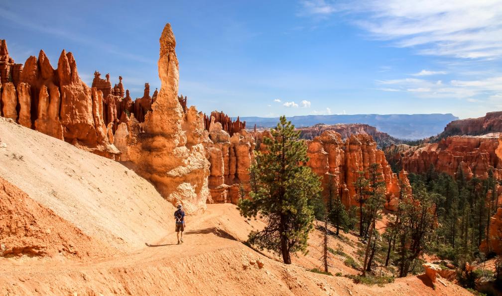 Chris - Unsplash - Randonneur dans Bryce canyon, USA - Les parcs mythiques de l'Ouest Américain - 6