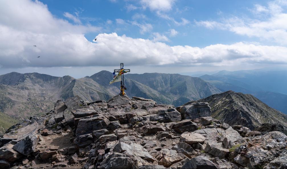 Romain - 316999975 - Adobe stock - La Croix au sommet du Pic du Canigou (2786 m d'altitude), Pyrénées, France - Le raid des Isards - 4