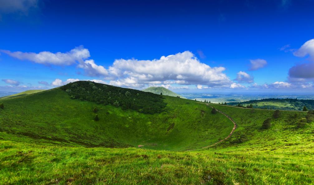 gael_f -  Istock -  Puy Pariou et paysages d’Auvergne, France.  - Les volcans d'Auvergne en famille - 6