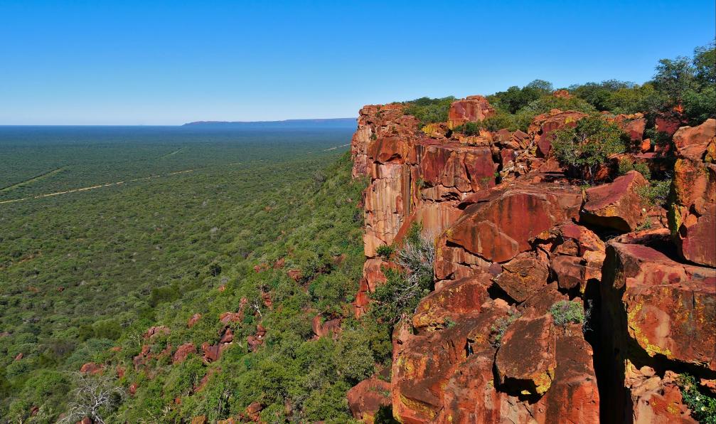 Timon - Adobe Stock - Vue panoramique depuis la crête de roches de couleur rouge du plateau de Waterberg, Namibie, Afrique - Montagnes et déserts de Namibie - 8