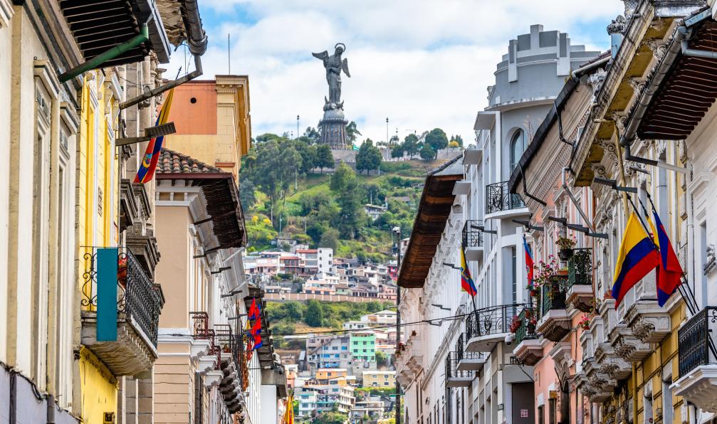 jon_chica - Adobe stock - La centre ville historique de Quito et la stature de la Vierge du Panecillo, Equateur - L'Équateur au rythme des volcans - 7