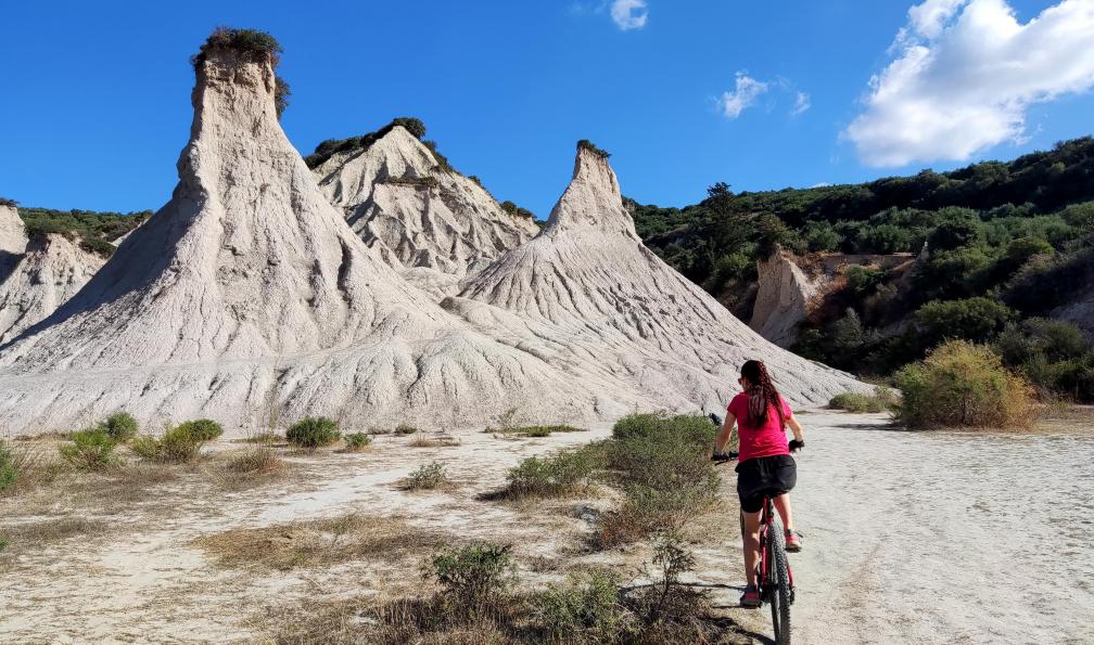 Montani -  Vincent -  Vététiste dans les dunes de Kolomithi, Crète - Des montagnes à la mer : la Crète à vélo - 7
