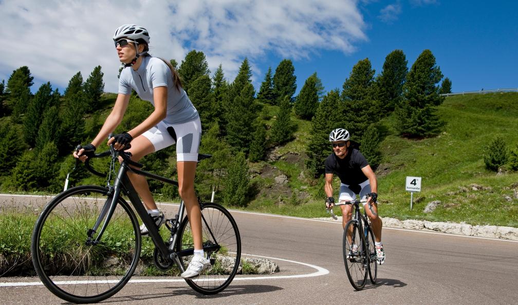 NikonSteff - Adobe Stock - Couple de cyclistes du route dans les Dolomites, Italie - Le grand tour des Dolomites à vélo - 3