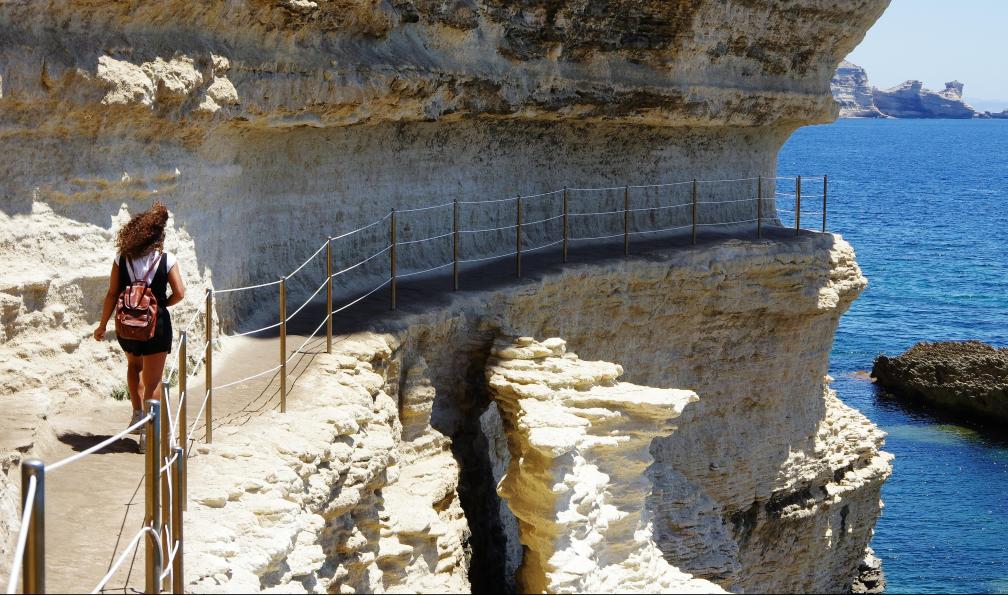 alexzappa - Adobe stock - Sentier dans les falaises de Bonifacio, Corse - Trésors de la Corse du Sud - 5
